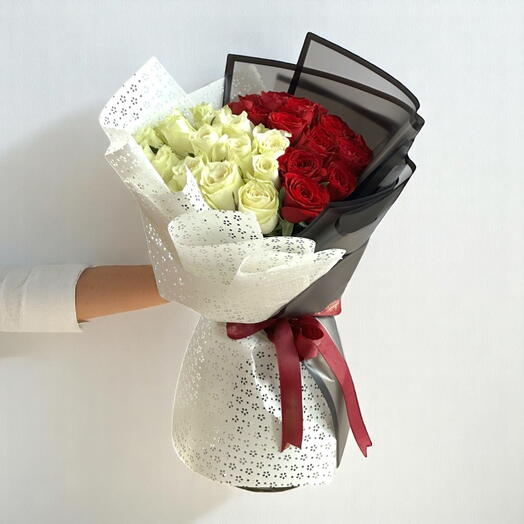 Ramo Love Unity de rosas | 31 rosas rojas y blancas para el Día de San Valentín | Flores románticas de Dubái