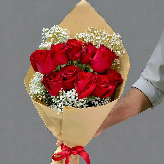 Простой букет из красных роз