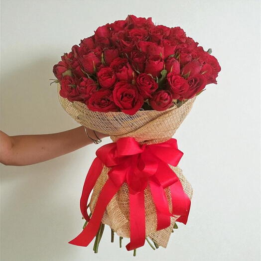 RRED ROSES IN A JUT WARPPING BQT