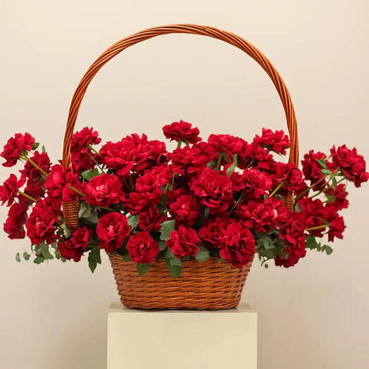 Panier de roses écarlates