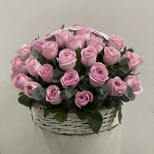 Roses roses dans un panier