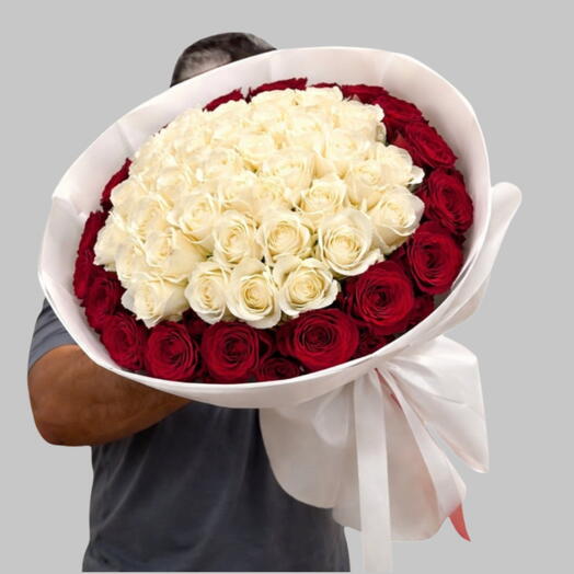 Премиальный букет из 101 красно-белых роз
