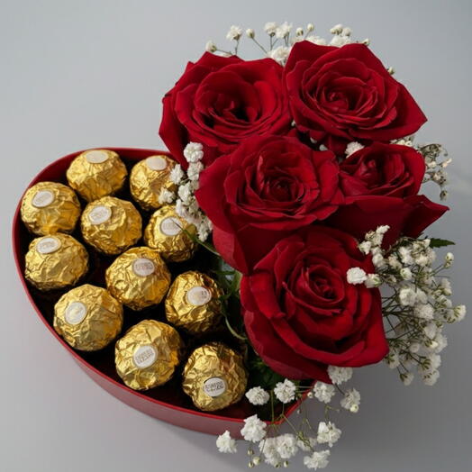 Красные розы в форме сердца с конфетами Ferrero Rocher