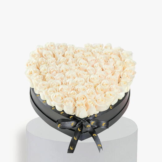 Белые розы в средней коробке-сердце