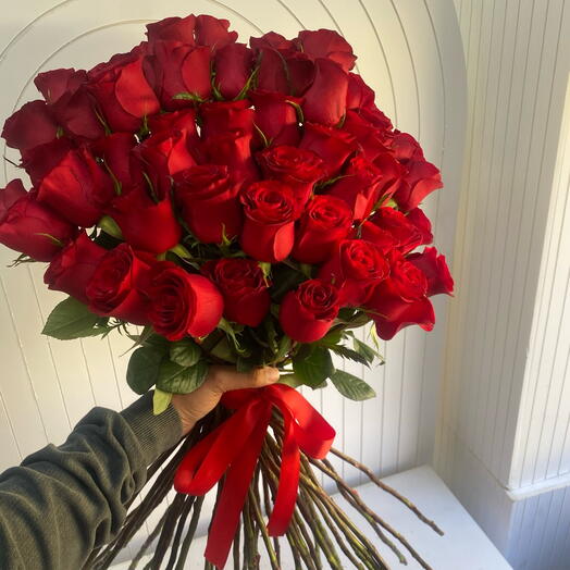 50 rosas lazo rojo