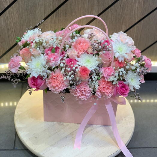 Розовые подарочные цветы для женщин