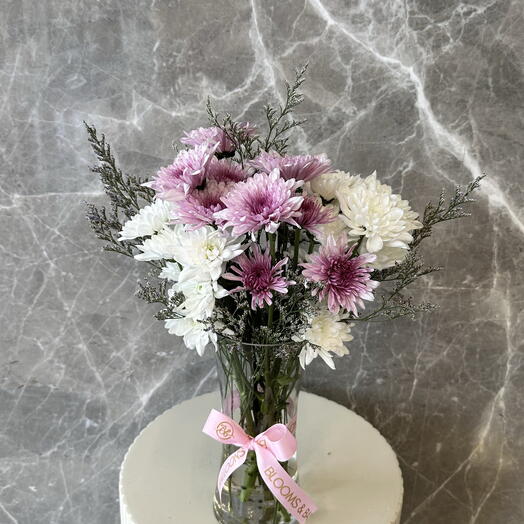 Ваза для цветов белая и фиолетовая