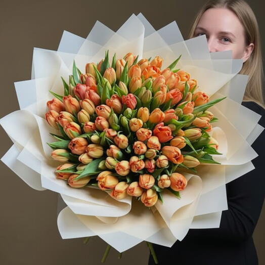Букет из 100 оранжевых тюльпанов