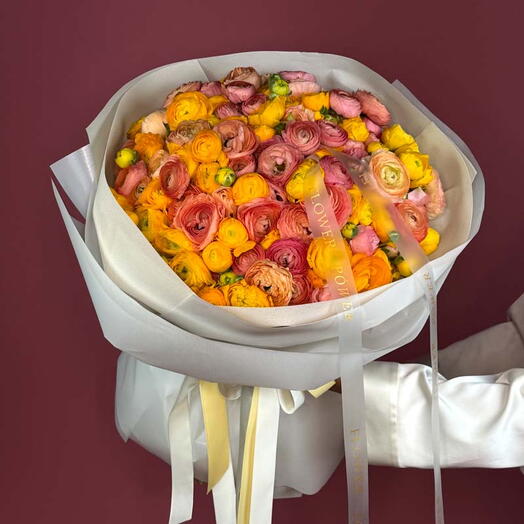 Блаженство ранункулюсов: букет из 50 жёлтых и персиковых ранункулюсов