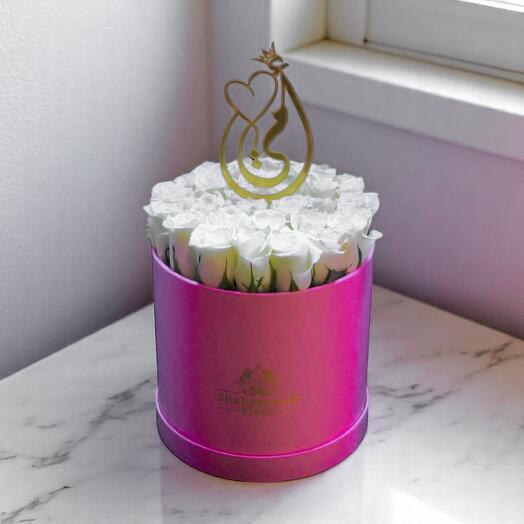 Momshie Box – Белые розы в розовой цветочной коробке с акриловым топпером «Моя мама»