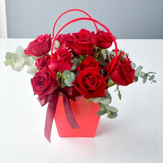 Композиция из красных роз в цветочной сумке