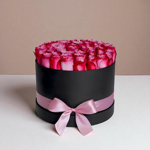 Фиолетовые розы в чёрной коробке