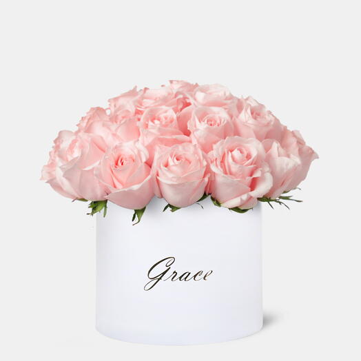 Розовые розы в средней коробке