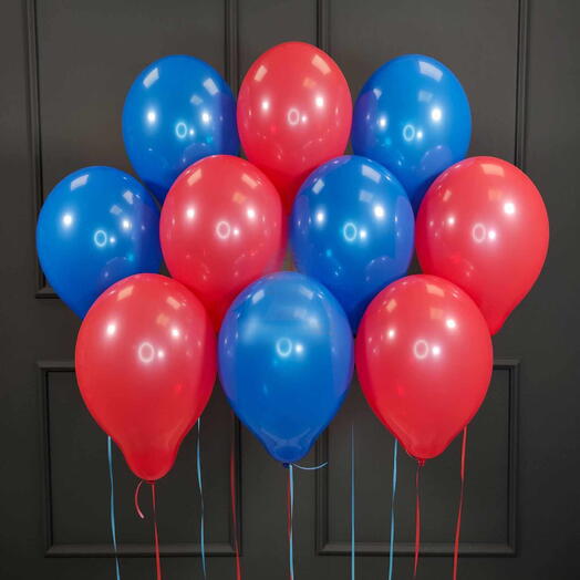 15 красных и синих воздушных шаров