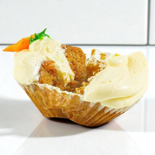 Морковный кекс Signature – пряный морковный пирог с начинкой из сливочного сыра и глазурью