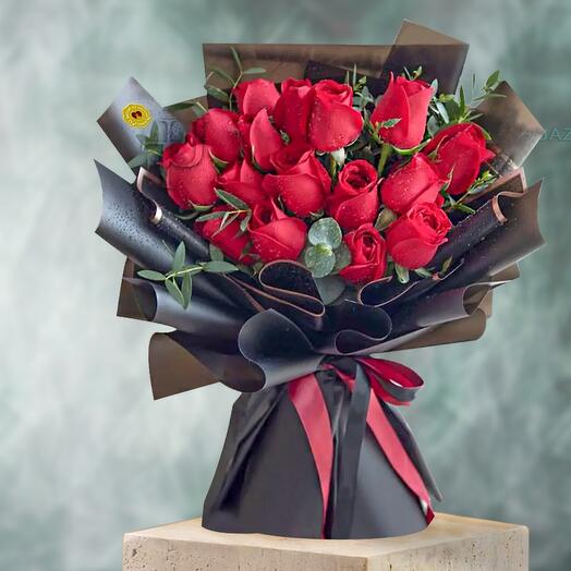 Букет из 15 красных роз в упаковке