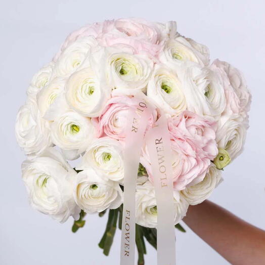 Облачный поцелуй: букет из 20 белых и нежно-розовых ранункулюсов