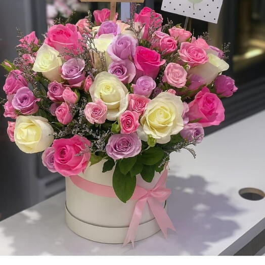 Regalo de flores en caja rosa premium