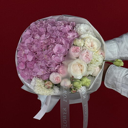 Лавандовый сумрак: небольшой букет нежных лавандовых роз и фиолетовых эустом