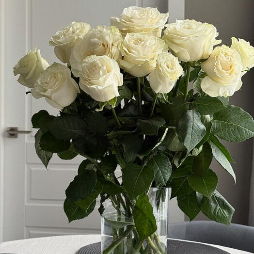 11 премиальных белых роз в вазе