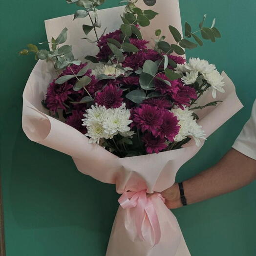 Púrpura iluminante _ crisantemos blancos y eucalipto