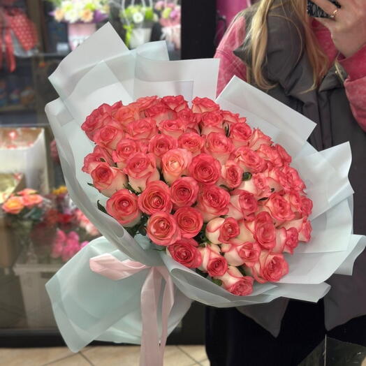 Изысканный роскошный букет из 51 розы розового цвета