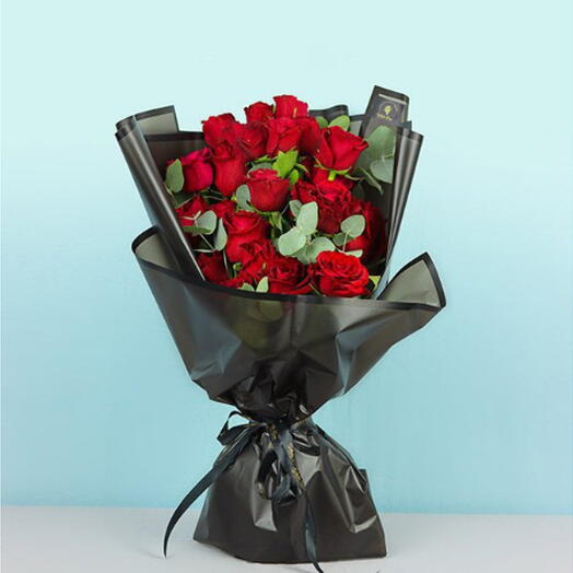 Букет из 25 красных роз с эвкалиптом