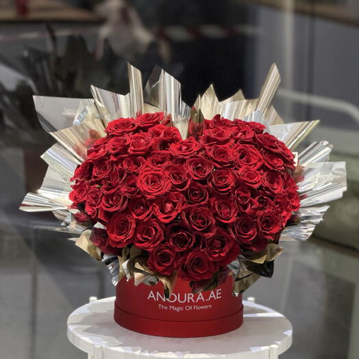 صندوق من الورود الحمراء على شكل قلب