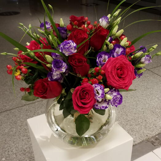 Роскошная композиция с красной розой и лизиантусом в стеклянной вазе с ягодами гиперикума