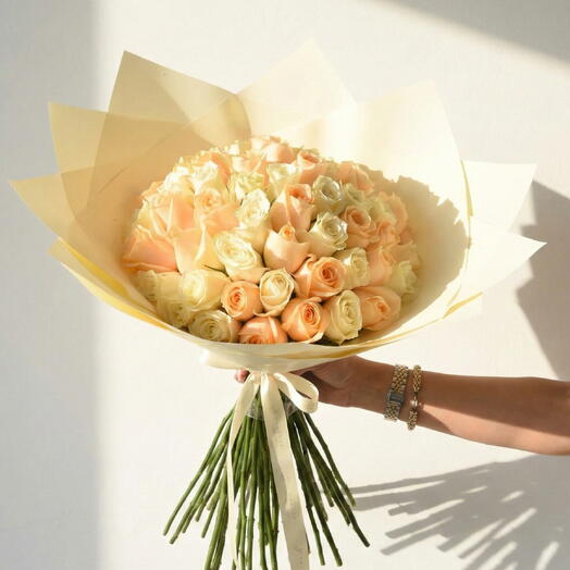 Bouquet Halo Pêche – 50 Roses Premium