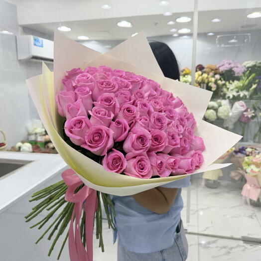 51 roses roses en emballage ivoire