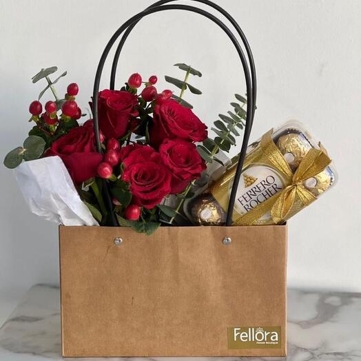 Романтическая красная роза и подарочный пакет с Ferrero Rocher-594