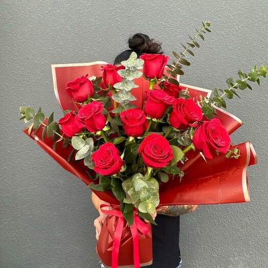 Венецианский красный | 13 красных роз и эвкалипт