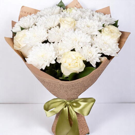 Очаровательная гармония – букет из белых хризантем и роз