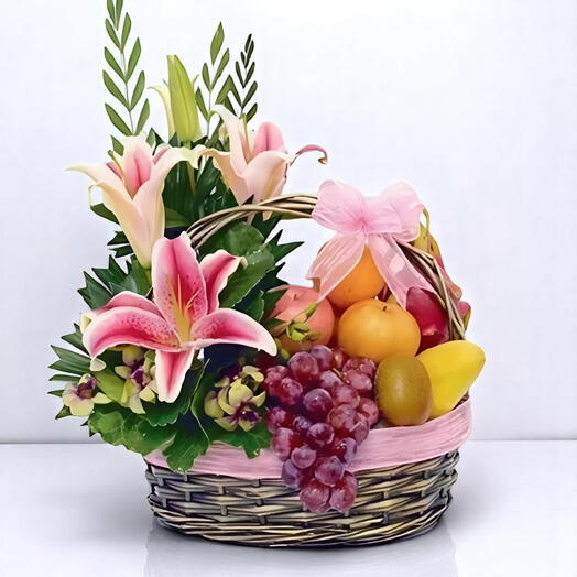 Фруктовая цветочная корзина «Выздоравливай скорее» – 4 кг, фруктовая корзина со свежими лилиями и декоративной лентой