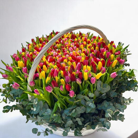 Корзина цветущих тюльпанов