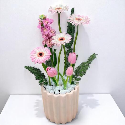 Пастельная садовая цветочная композиция в керамическом горшке – розовые тюльпаны и герберы, цветочный подарок