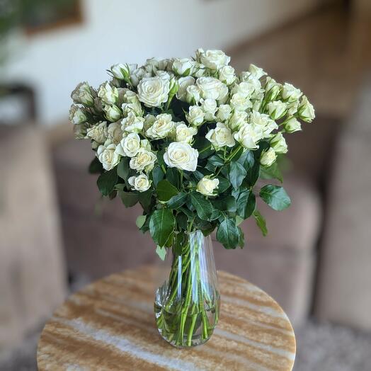 Ваза с белыми спрей-розами 1299
