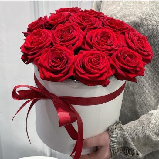 15 красных роз в коробке