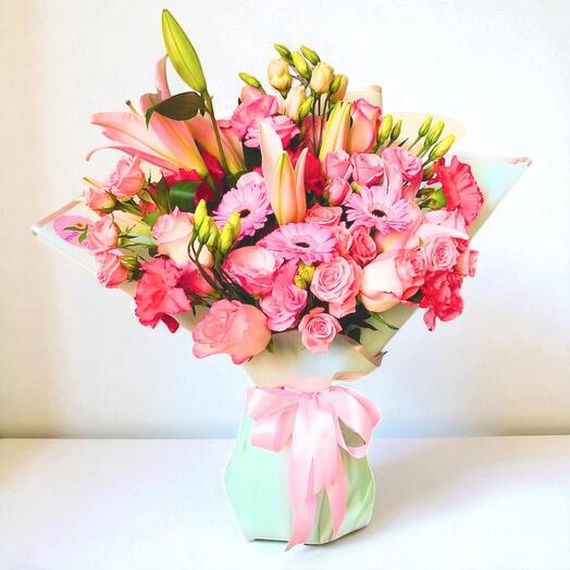 Розовый сад – Элегантный букет лилий, роз, лизиантусов   ромашек