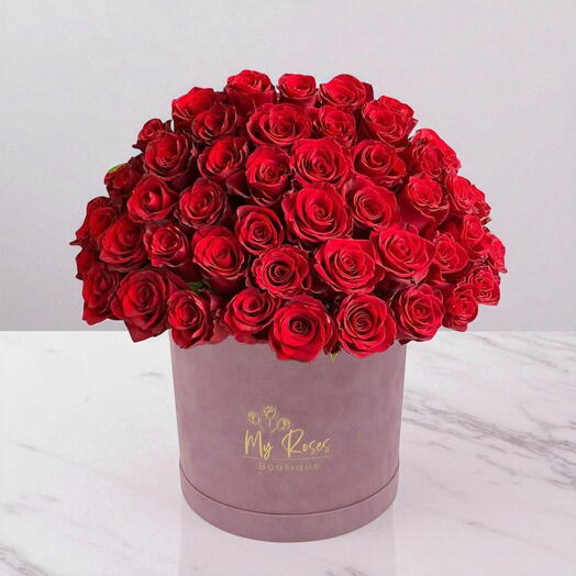 Сиреневая бархатная коробка с 50 красными розами