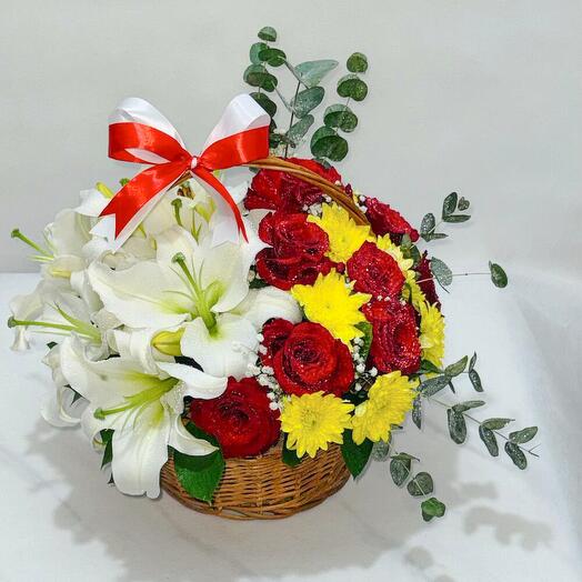 Лилии,хризантема   розы в корзине;