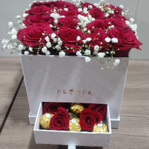 25 красных роз с конфетами Ferrero в белой коробке