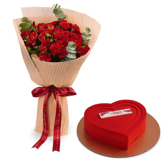 Букет мини-роз в золотой обёртке с шоколадным тортом в форме сердца