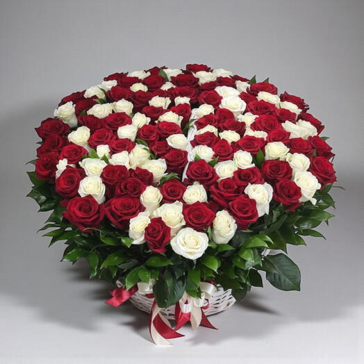 Розы в корзине