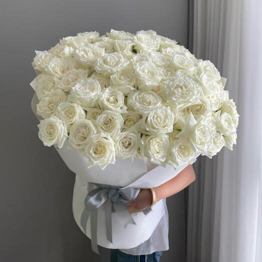 50 White Roses Divine Romance