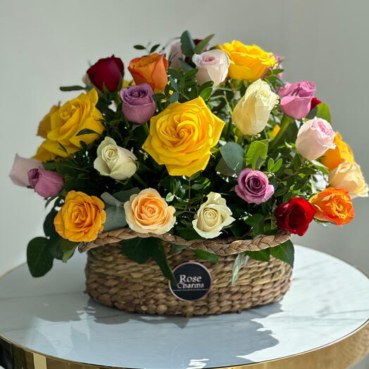 Panier de roses multicolores