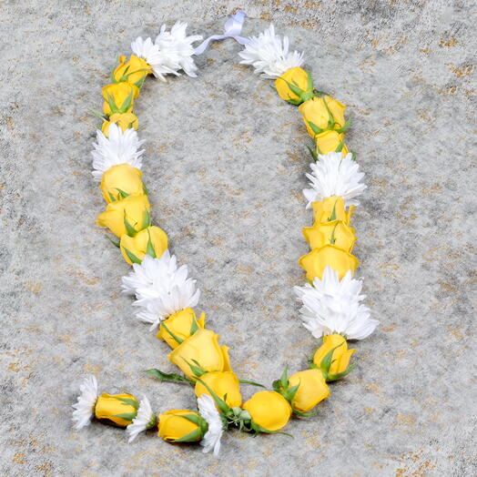 Гирлянда из жёлтых роз и белых хризантем