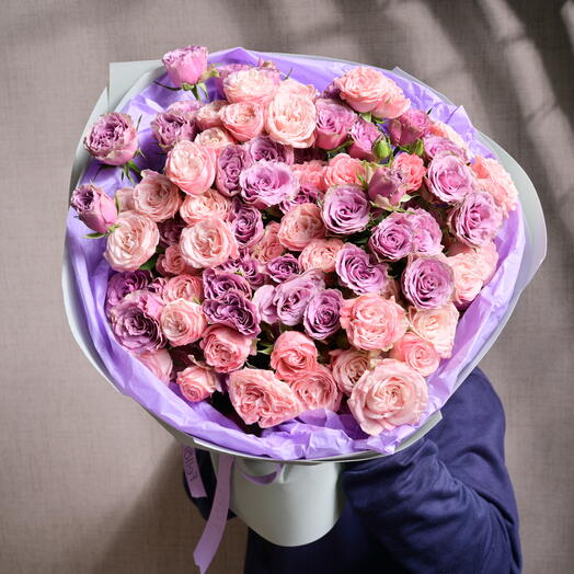 Букет из розовой Мадам Бомбастик и фиолетовых кустовых роз   6357