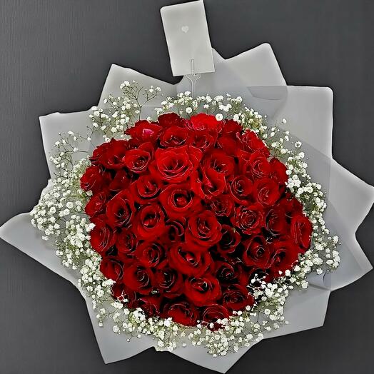 Букет из 101 красной розы с гипсофилой | Роскошный романтический цветочный подарок